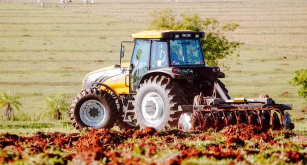 Equipamentos para Tratores: 7 Itens Essenciais para Sua Fazenda